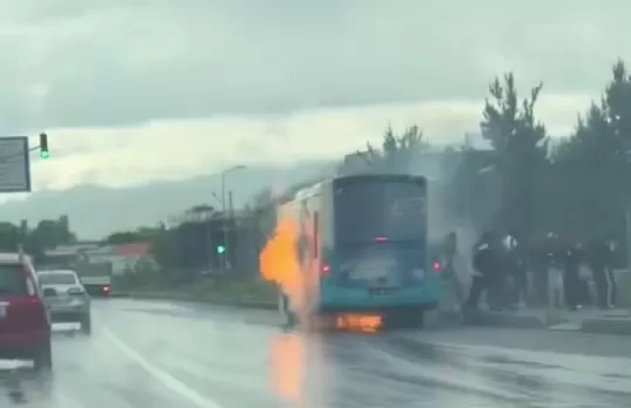 Erzurum'da korku dolu anlar: Hareket halindeki otobüs alev aldı, yolcular panikle dışarı fırladı