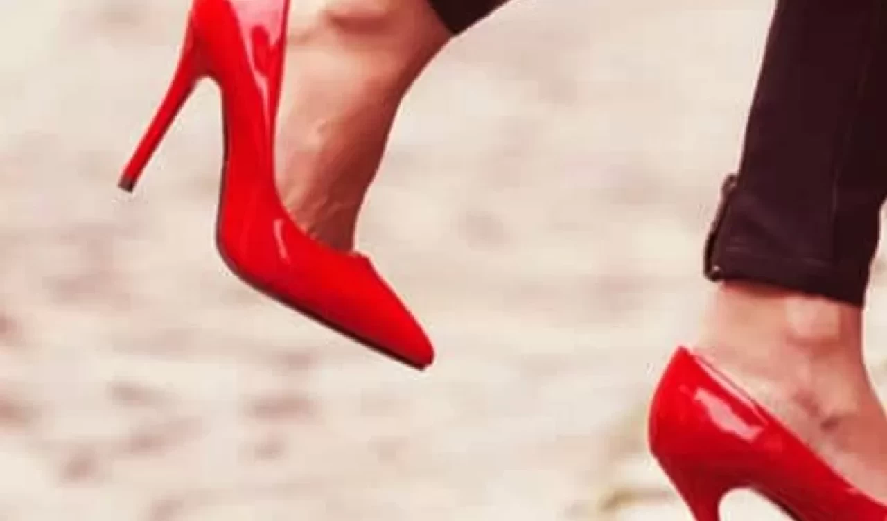 Stilettoların zarafeti ayak sağlığını tehdit ediyor