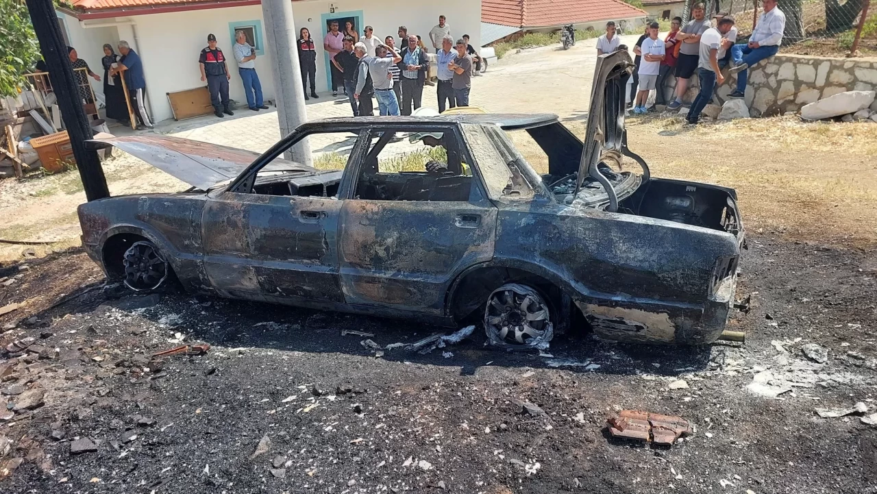 Burdur'da park halindeki otomobil alev aldı, araç kullanılamaz hale geldi