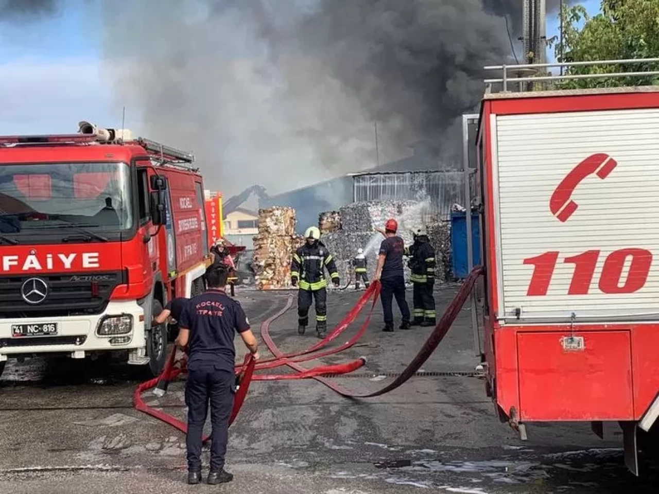 Kocaeli'de geri dönüşüm tesisinde alevler yükseldi