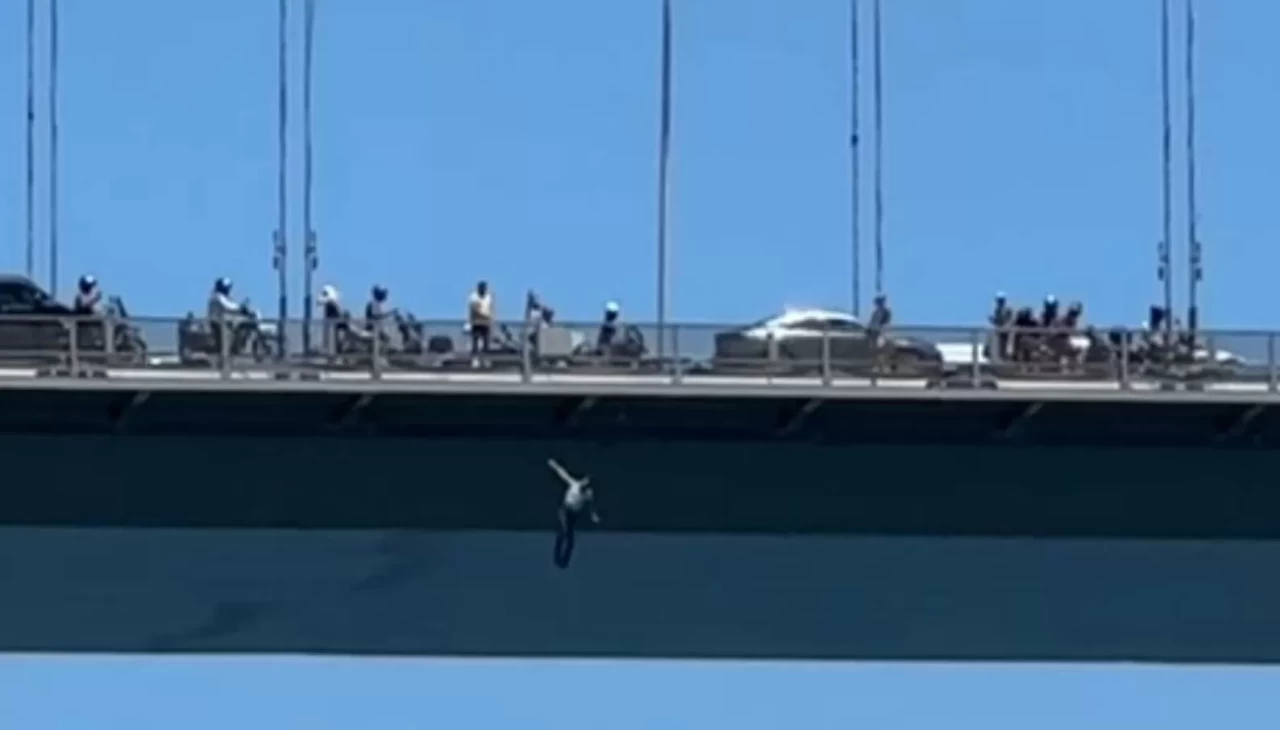 15 Temmuz Şehitler Köprüsü'nden atlayan bir kişi hayatını kaybetti