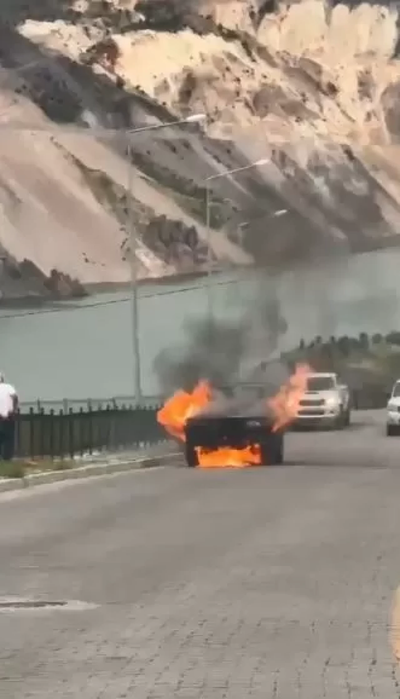 Artvin'de otomobil alev aldı! Sürücü son anda kurtuldu