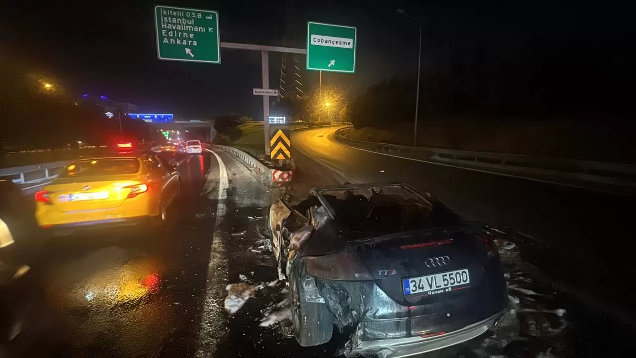 Bahçelievler'de seyir halindeki otomobilde çıkan yangın söndürüldü