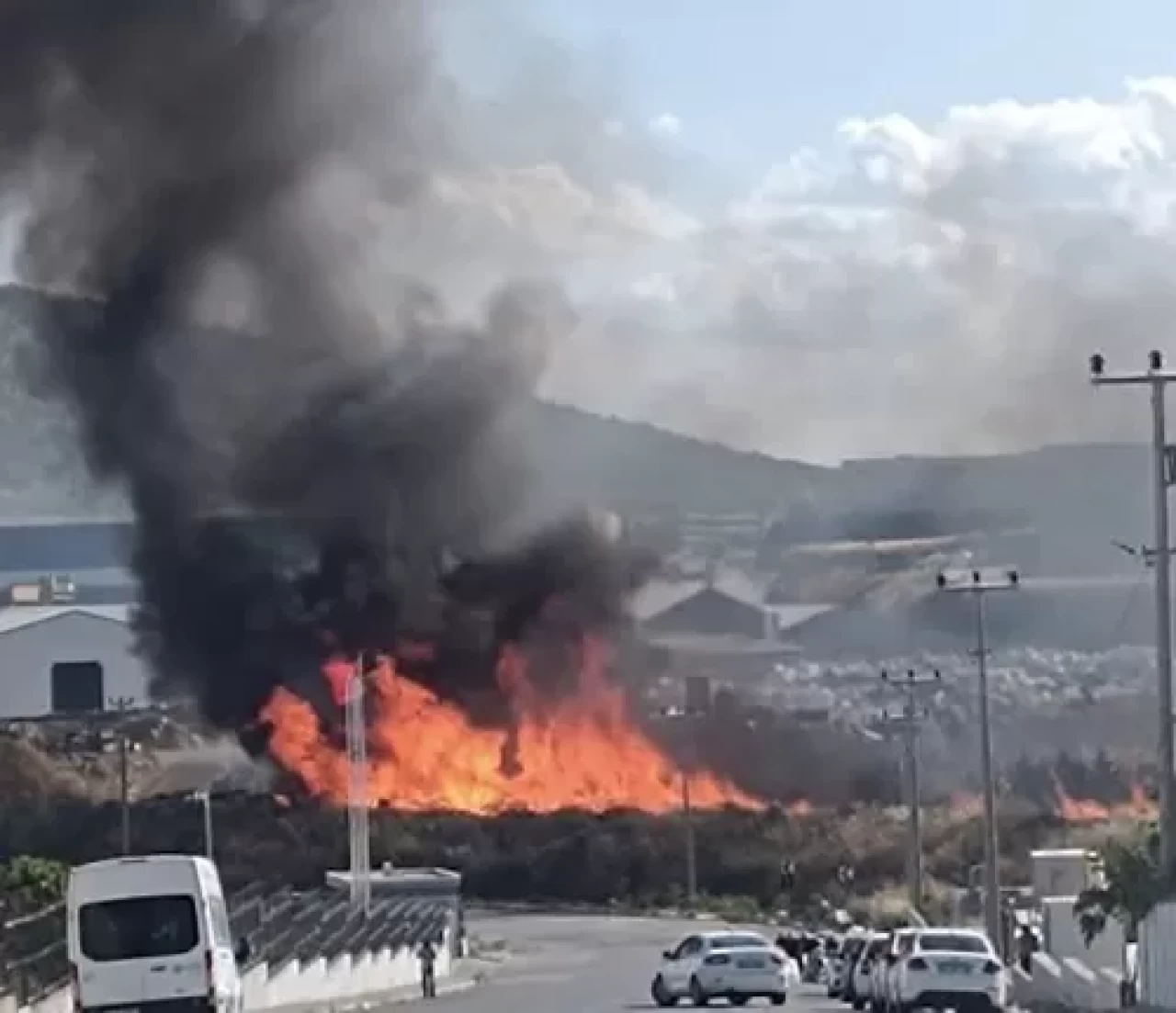 Bandırma OSB'de palet yangını: Ekipler faciayı önledi
