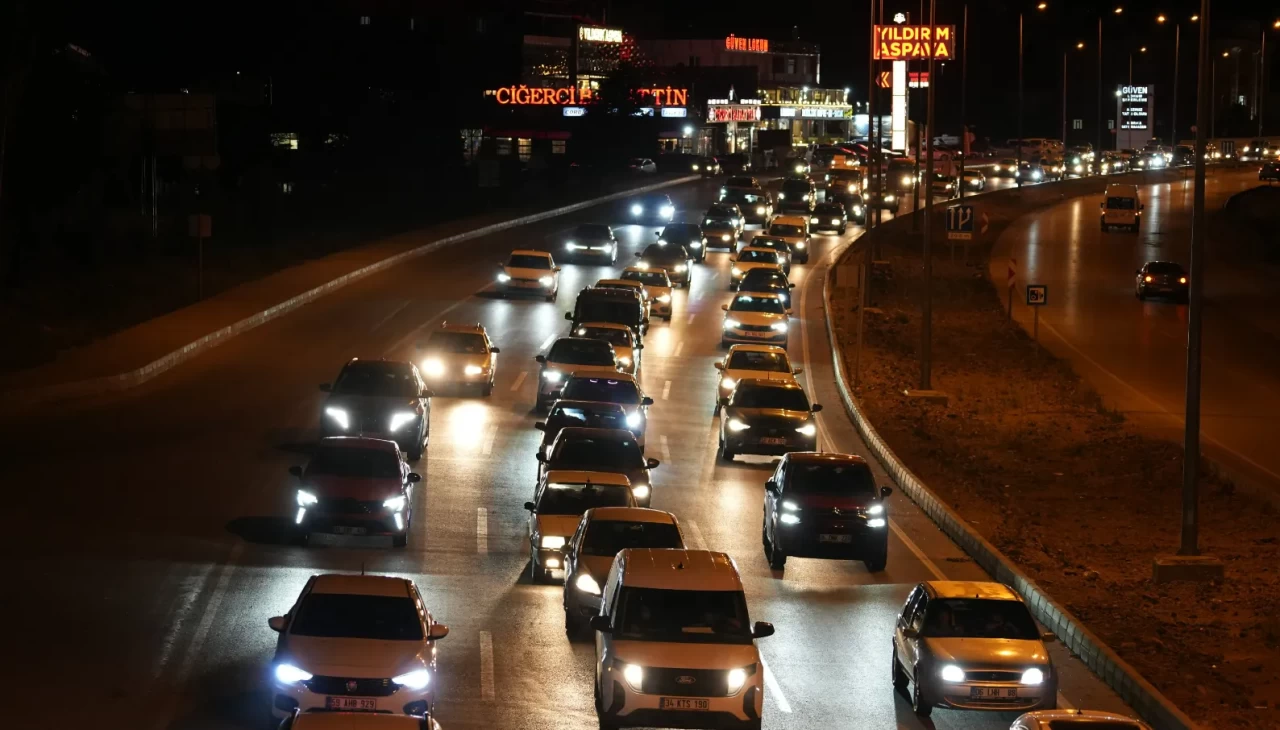 Kırıkkale'de trafik yoğunluğu zirve yaptı! Güvenlik önlemleri artırıldı, sürücüler uyarıldı