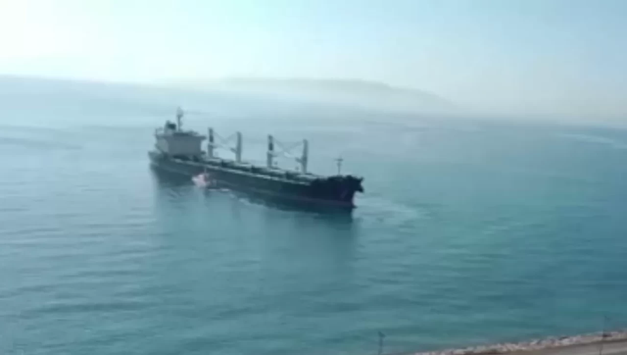 Tekirdağ’da yük gemisi karaya oturdu