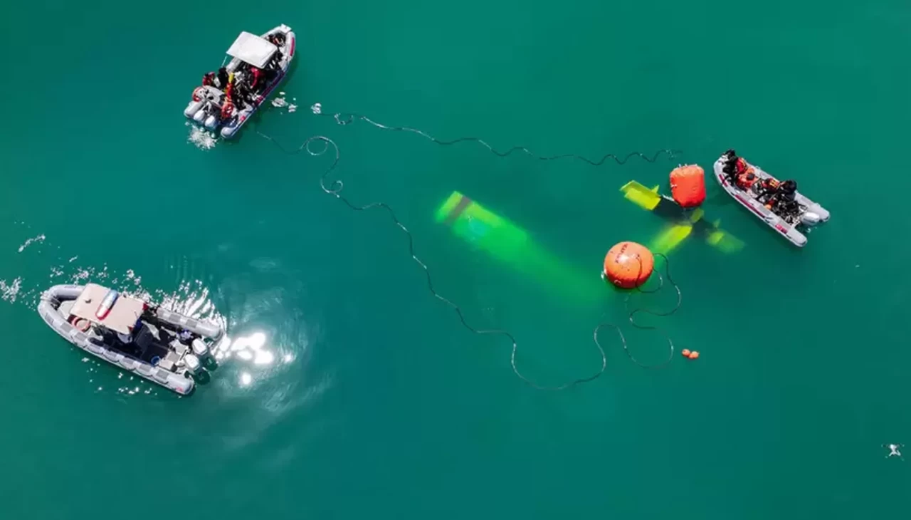 Adana'da baraj gölüne düşen yangın söndürme uçağının enkazı çıkarıldı