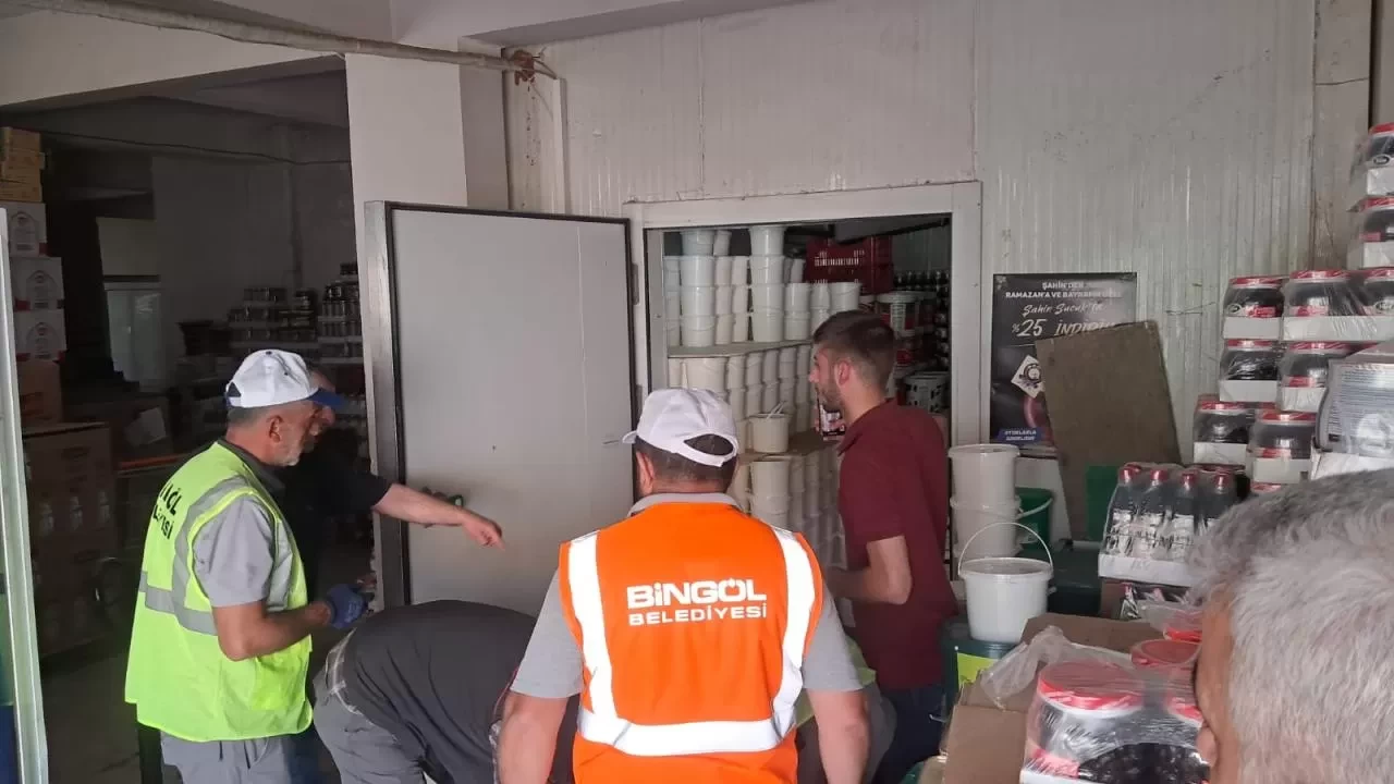 Bingöl'de, etiketsiz ve tarihi geçmiş ürünlere ceza uygulandı