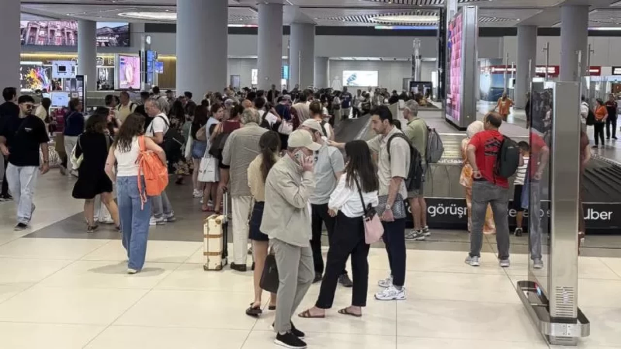 Havalimanlarında bayram tatili dönüş yoğunluğu