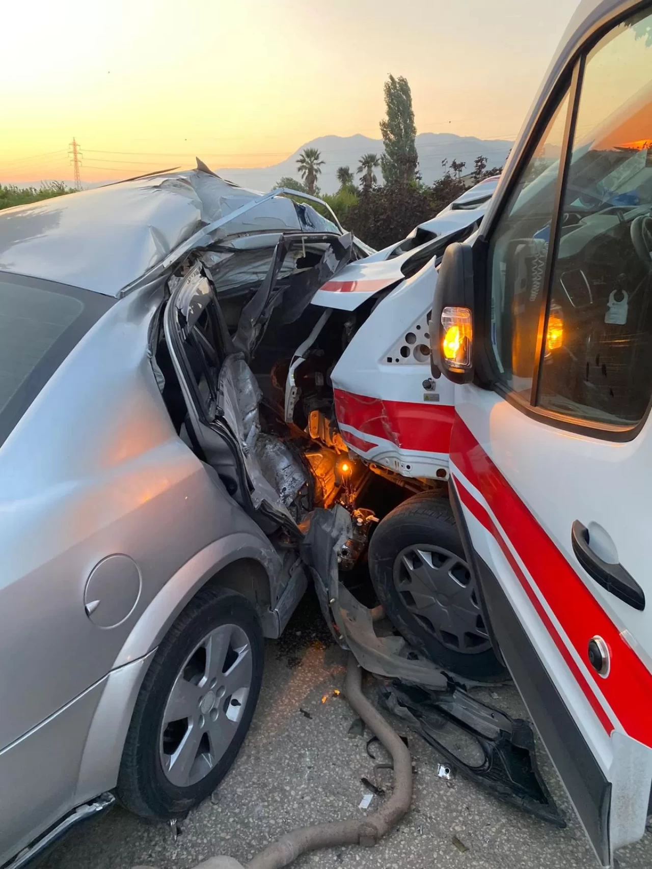 Bursa'da ambulans ile otomobilin çarpıştığı kazada 1 kişi yaralandı
