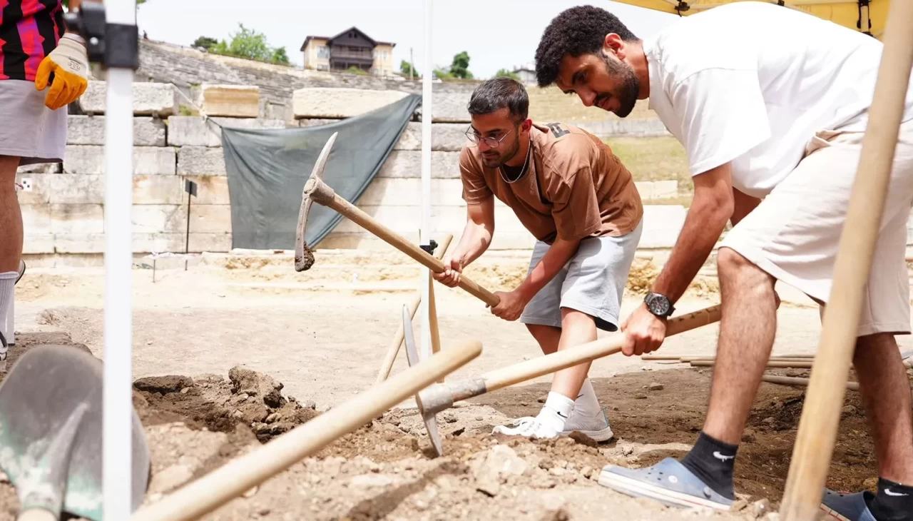 Antik kent kazısına gönüllüler de destek verdi