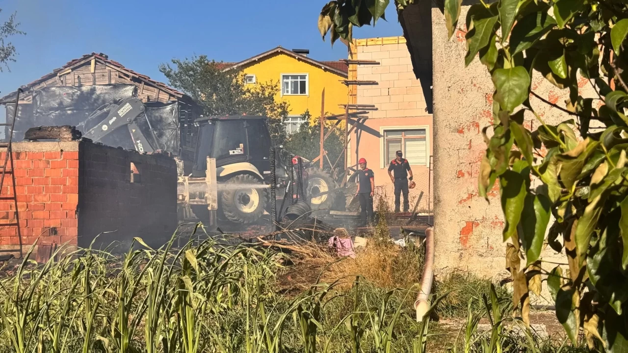 Sakarya’da ahır ve samanlıkta yangın