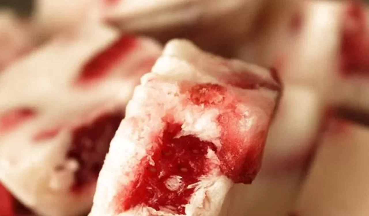 Hem çocuklara hem yetişkinlere! Dondurulmuş yoğurt tatlısı tarifi