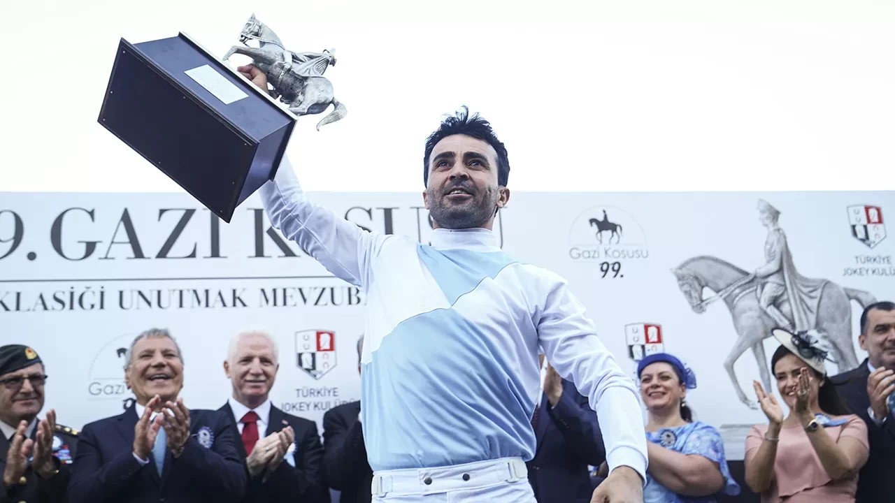 99. Gazi Koşusu'nu jokeyliğini Ahmet Çelik'in yaptığı "Cutha" kazandı