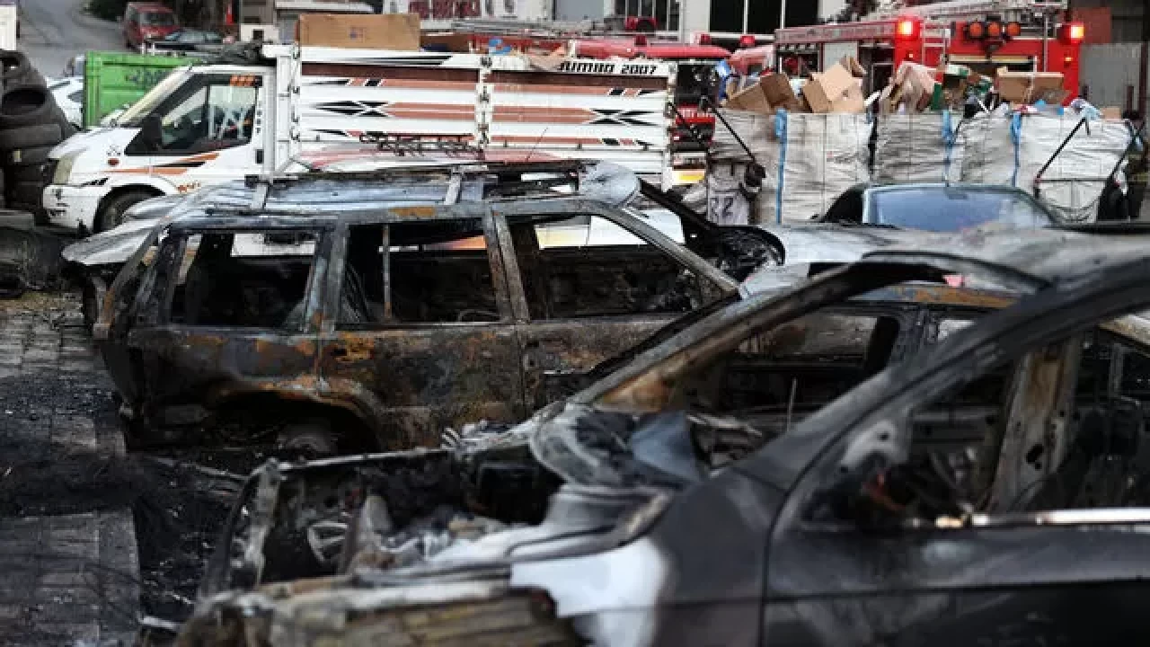 Ataşehir'de sanayi sitesinde yangın: Çok sayıda araç küle döndü