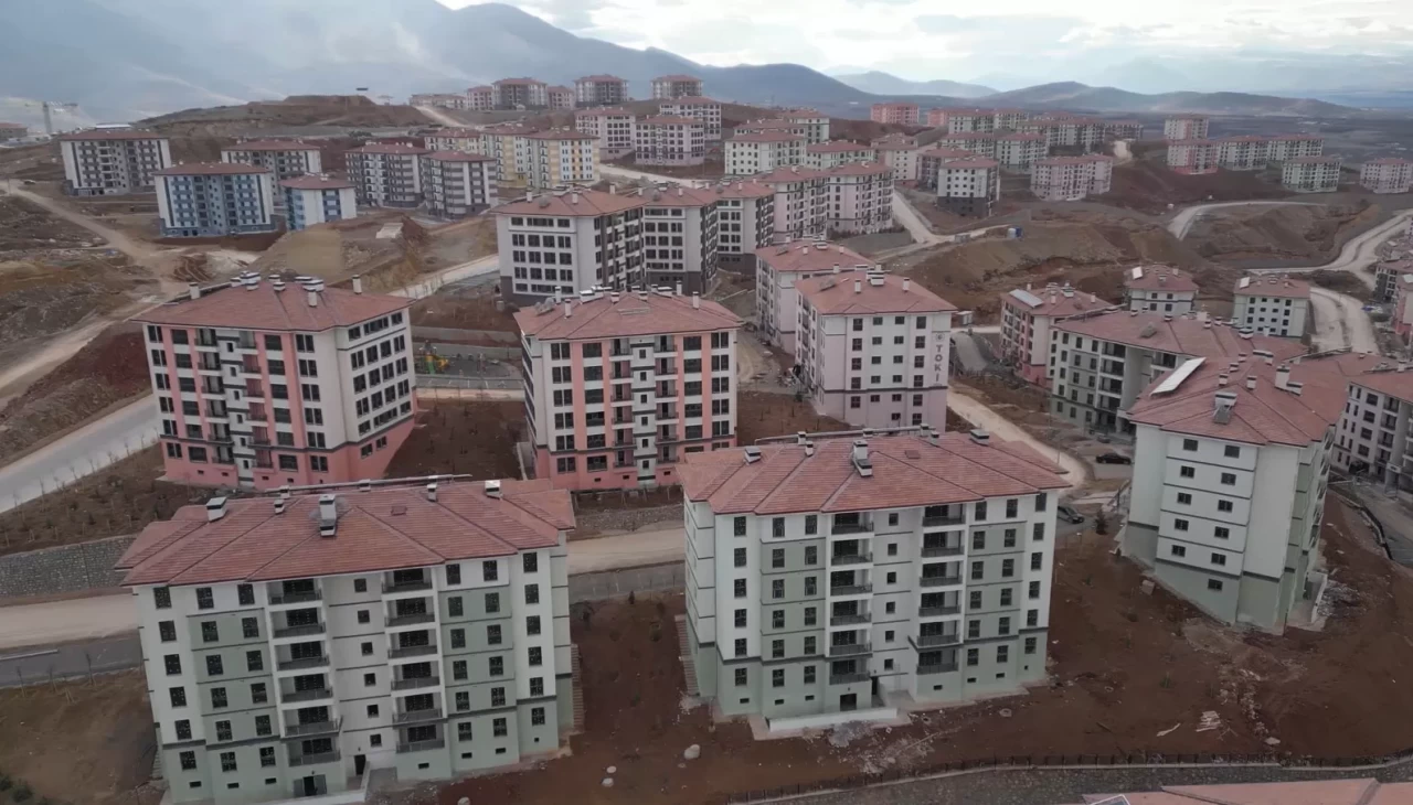 Malatya yeniden ayağa kalktı: Bakan Kurum tamamlanan konutları paylaştı