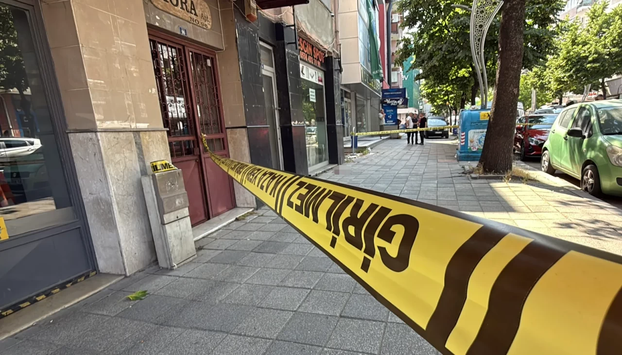 Caddede başından vuruldu, hastanede hayatını kaybetti