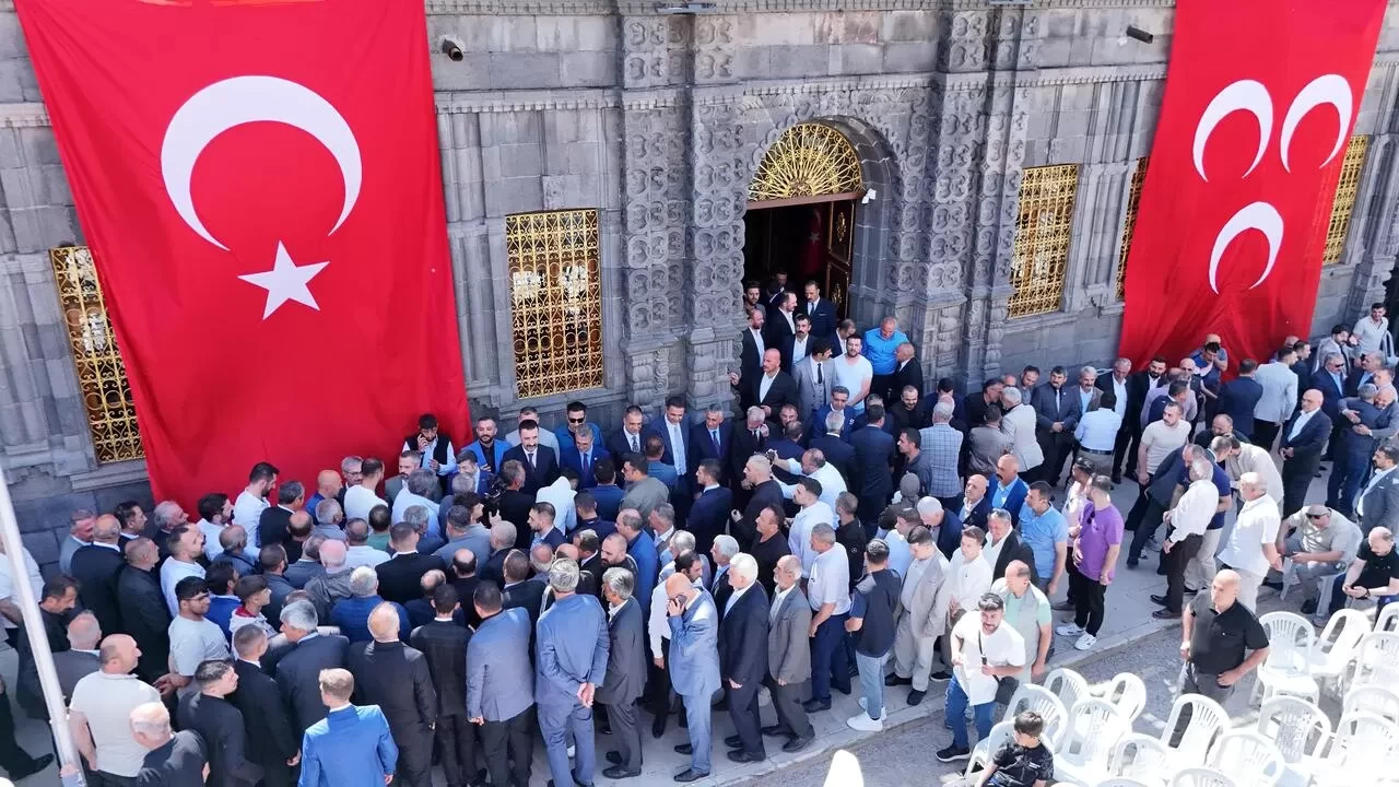 MHP Erzurum teşkilatı bayramda bir araya geldi