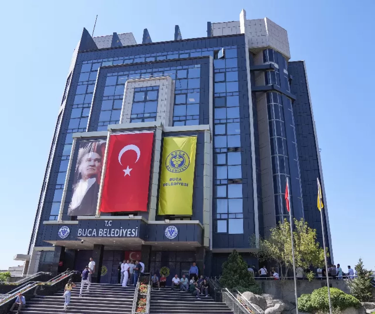 İzmir'de iki belediyede işçiler iş bıraktı