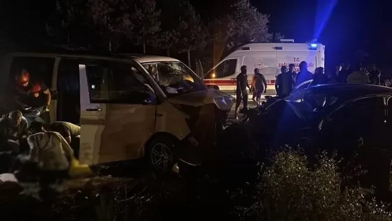 Sivas'ta ters şeride giren minibüs, otomobille çarpıştı: 1 ölü, 8 yaralı