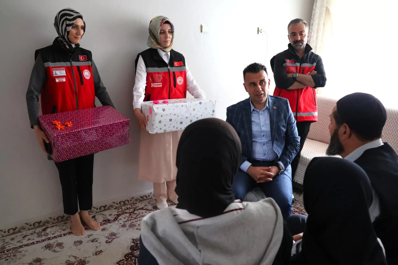 Aile Yılı'nda çocuklara bayram hediyesi! Erzurum'da 200 çocuğa bayramlıkları ulaştırıldı