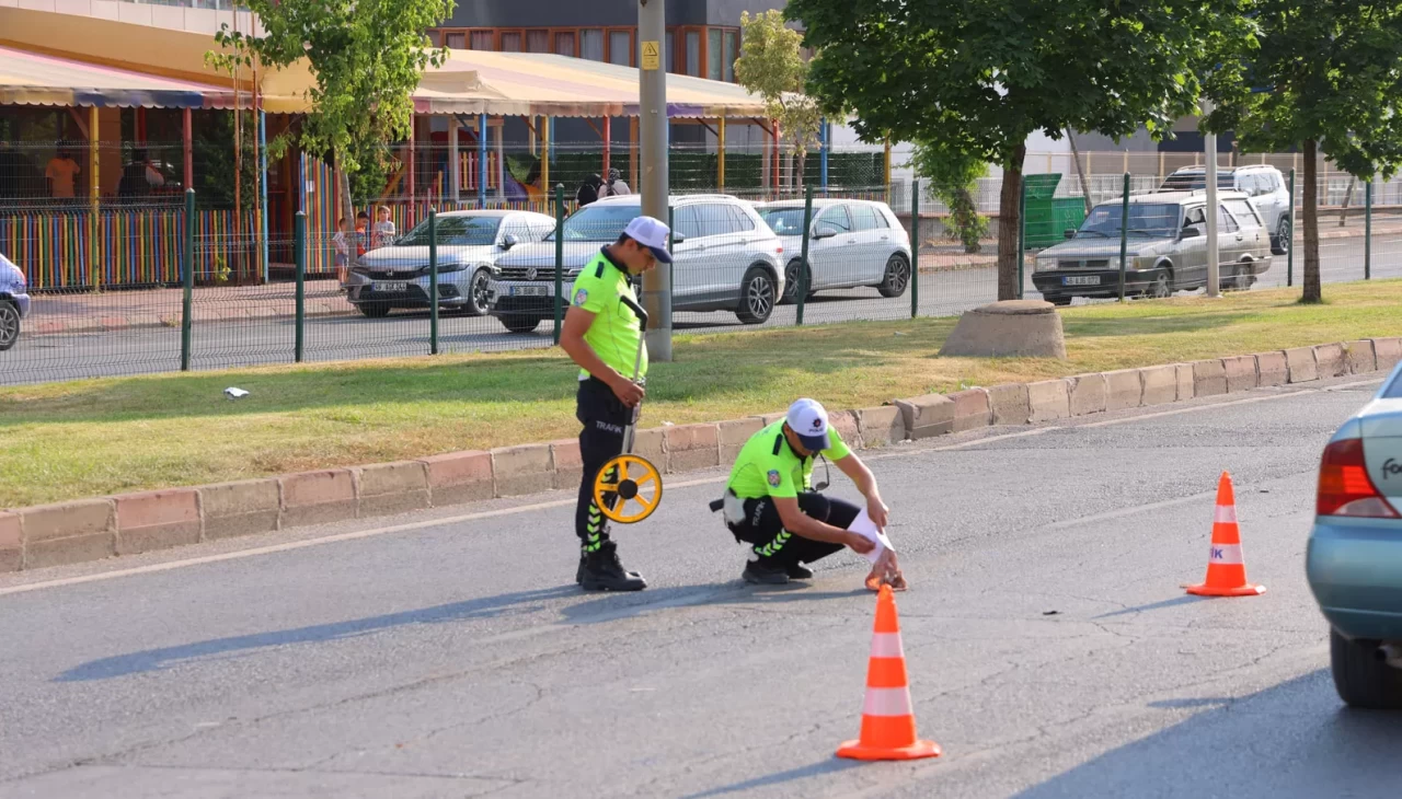 Karşıdan karşıya geçerken araba çarptı: Hayatını kaybetti
