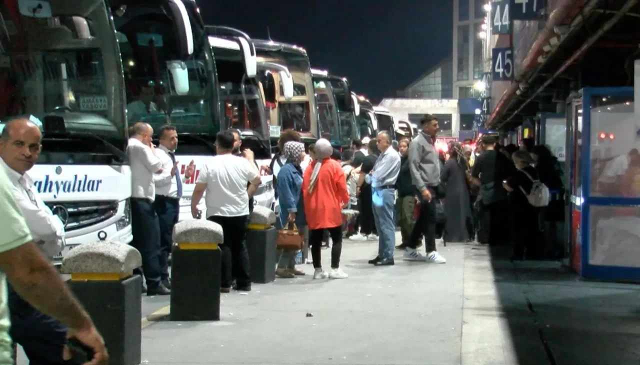 15 Temmuz Demokrasi Otogarı'nda bayram hareketliliği gece de sürdü