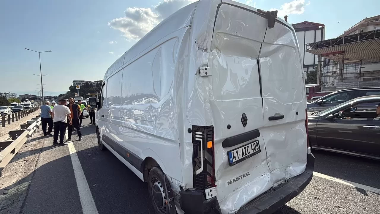 Kocaeli'de zincirleme kaza: D-100'de trafik felç oldu