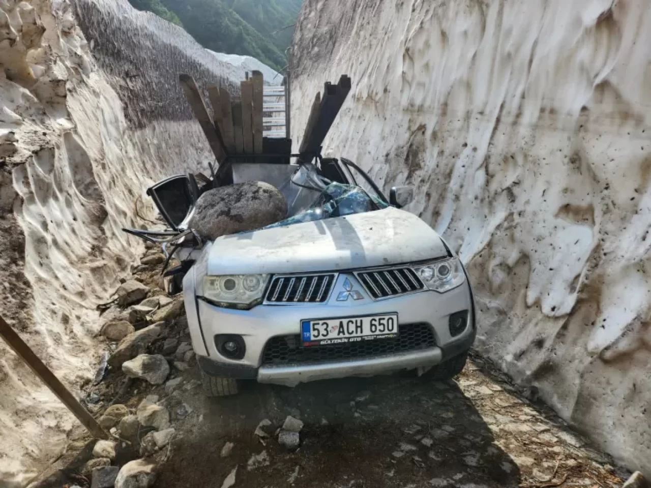 Rize'de kamyonetin üzerine kaya parçası düştü: 1 ölü, 2 yaralı