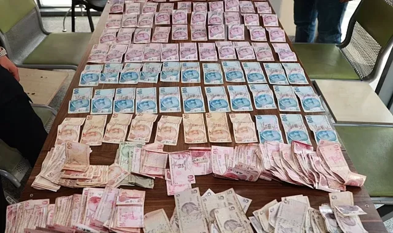 Dilencinin üzerinden 20 bin 575 lira çıktı!