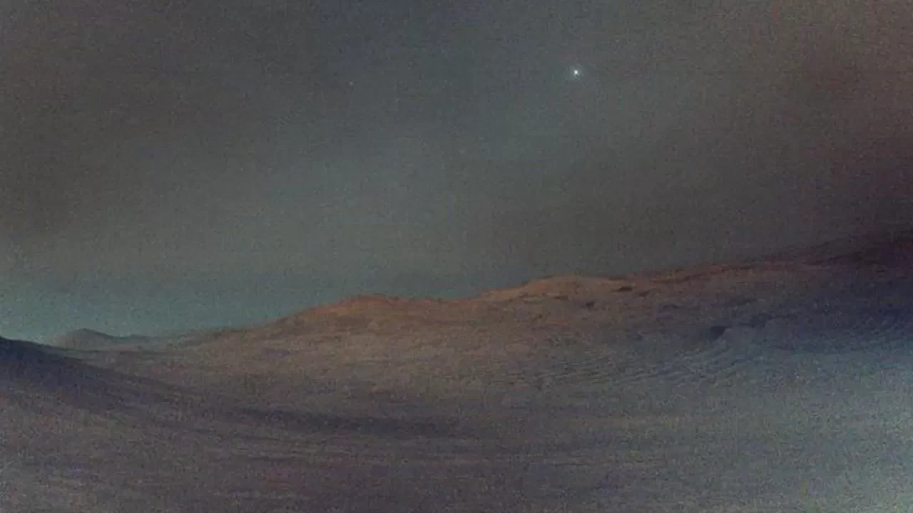 Mars yüzeyinden çekilen büyüleyici görüntü: Deimos Ay’ı