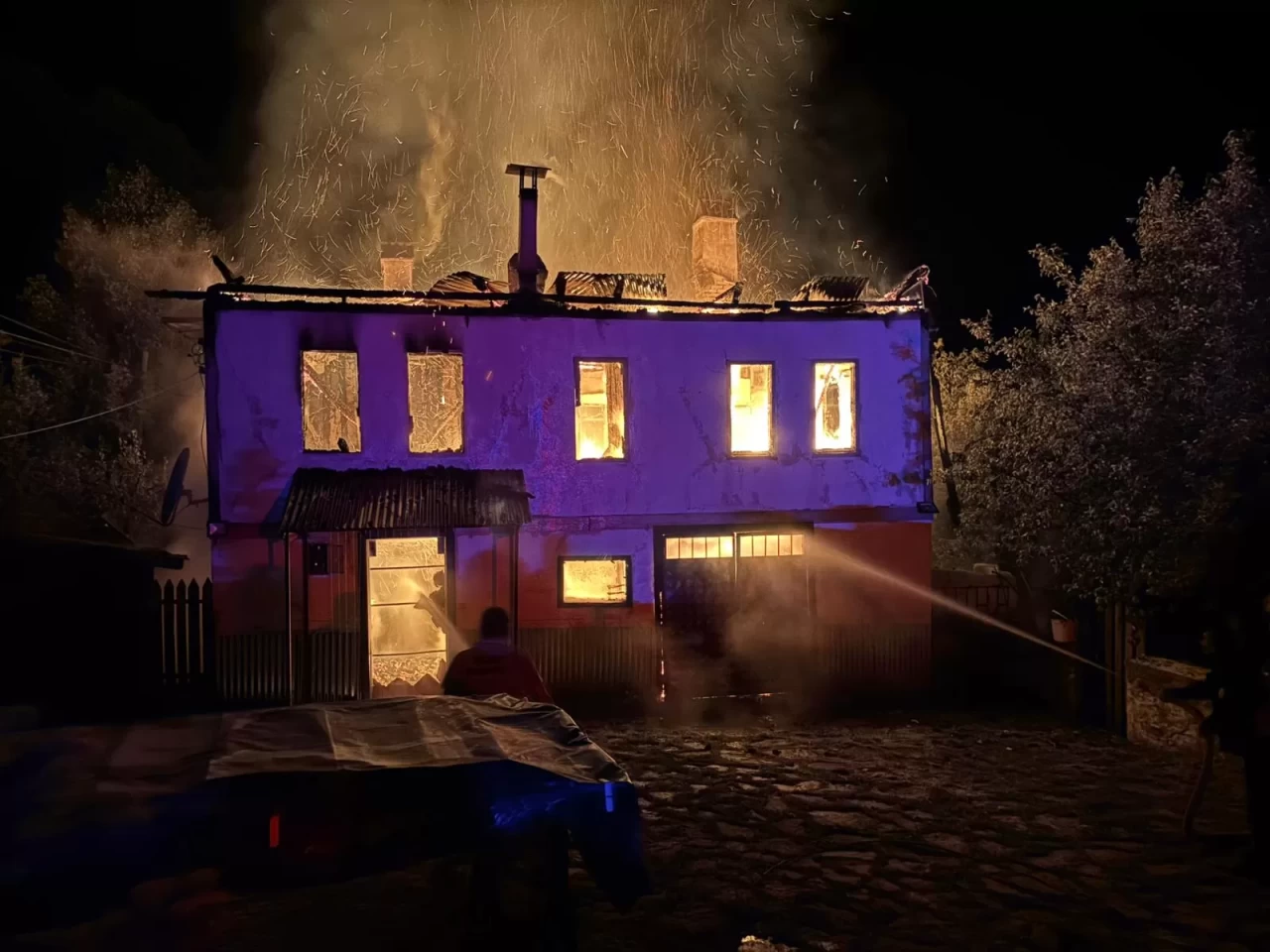 Karabük'te korkutan yangı! 2 katlı ev kullanılamaz hale geldi