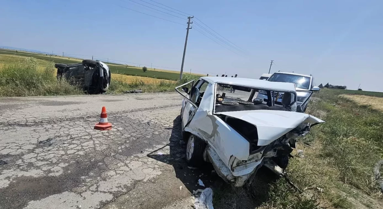 Uşak’ta cip ile otomobilin çarpıştığı kazada 5 kişi yaralandı