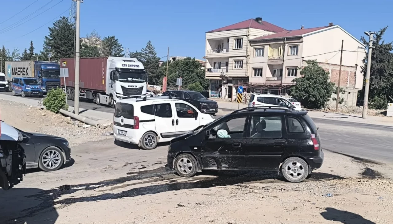 Adıyaman'da iki otomobilin çarpıştığı kazada 4 kişi yaralandı