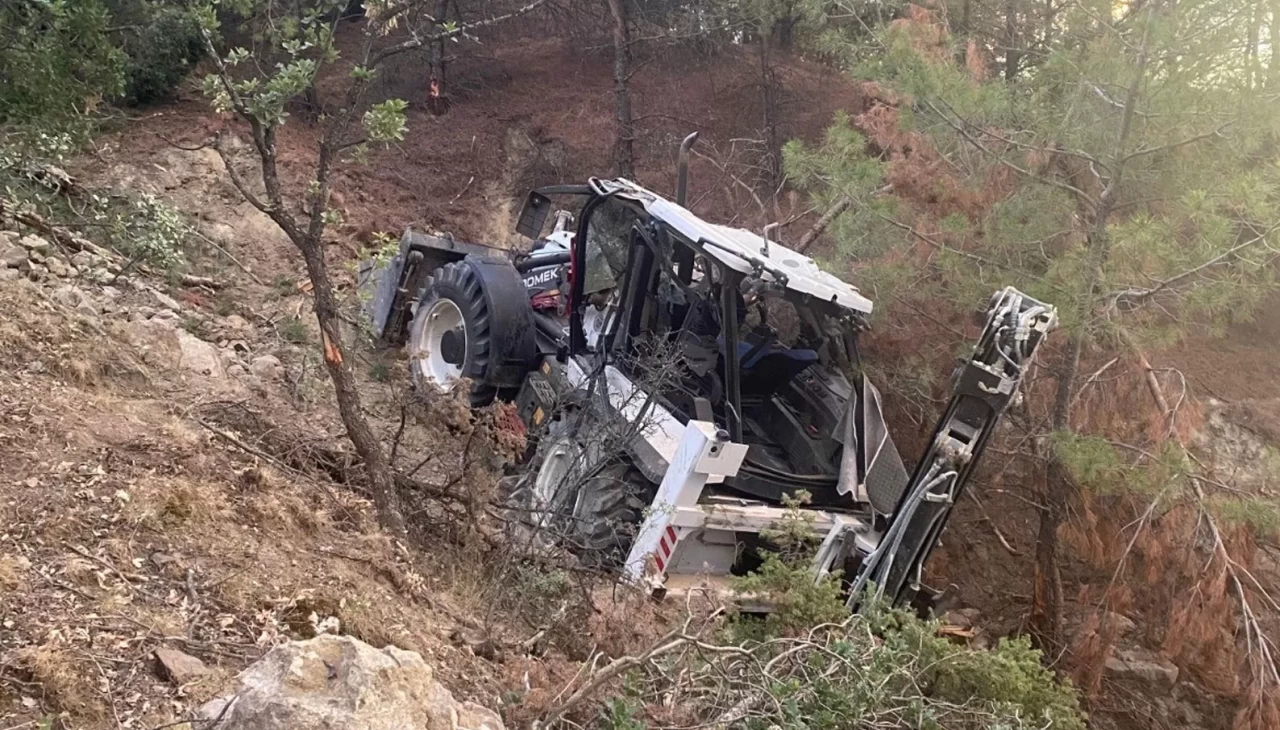 İş makinesi şarampole yuvarlandı, facianın eşiğinden dönüldü