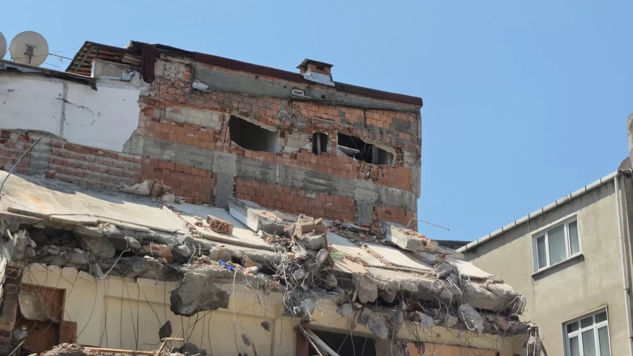 Sultangazi'de yıkım faciası: Hatalı manevra bitişikteki binaya zarar verdi!