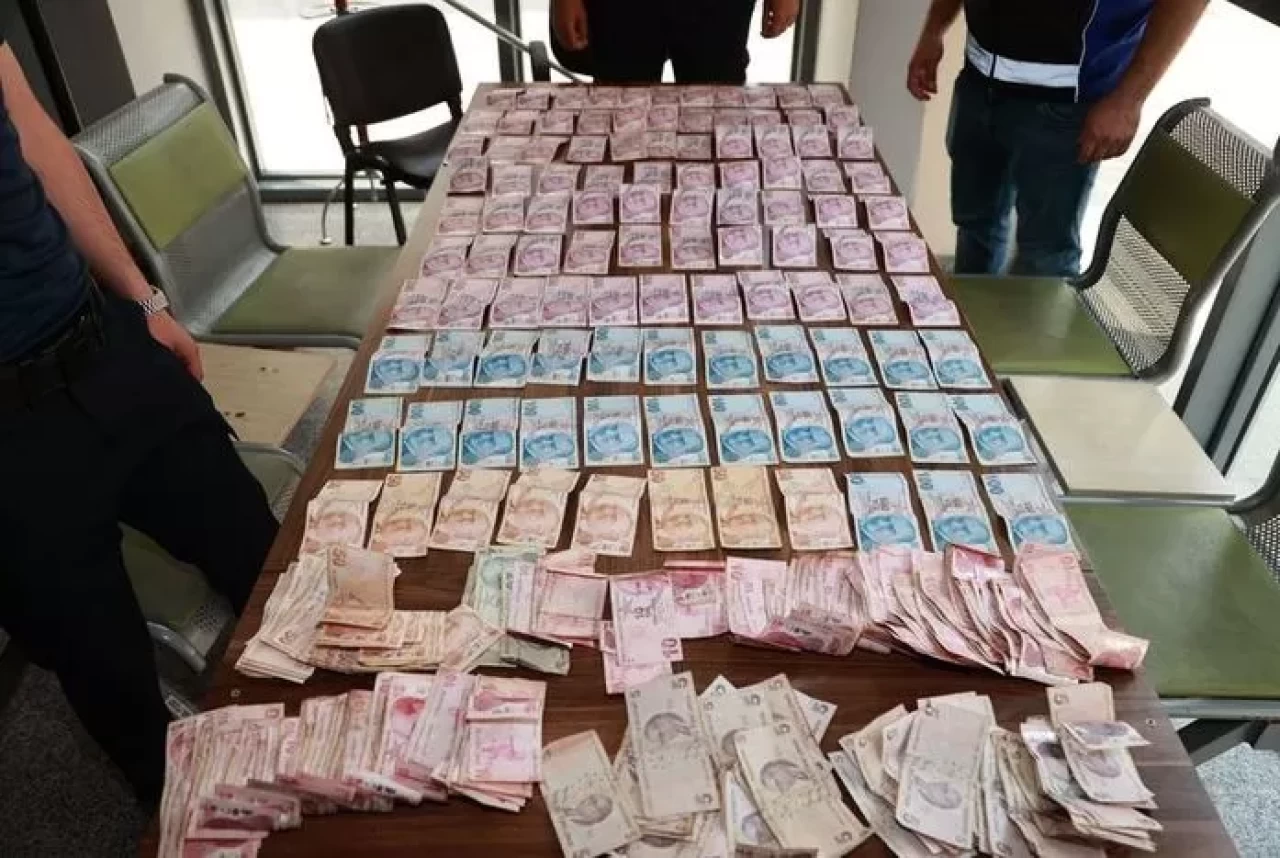 Gebze'de dilencinin üzerinden çıkan para miktarı şaşkına çevirdi