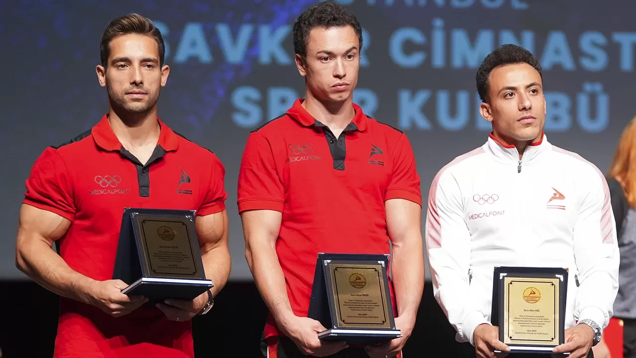 Milli cimnastikçiler Adem Asil, İbrahim Çolak ve Ahmet Önder'e ödül