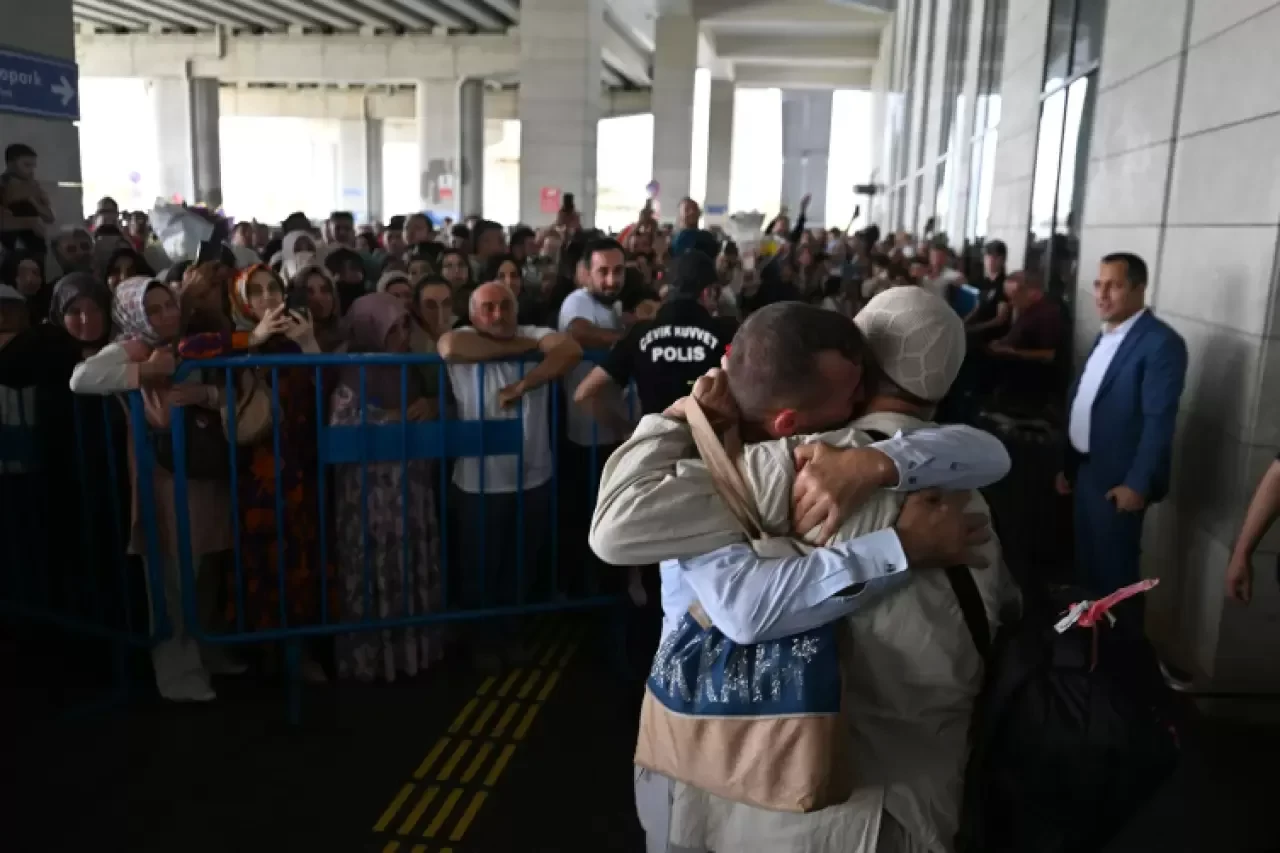 Kutsal topraklardan dönen ilk hacı kafilesi Gaziantep'te coşkuyla karşılandı
