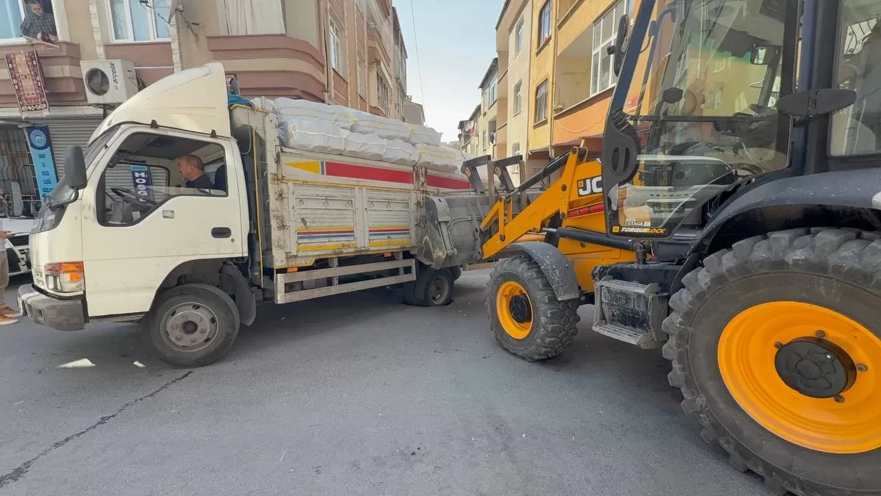 Esenler'deki kamyon çukurda mahsur kaldı