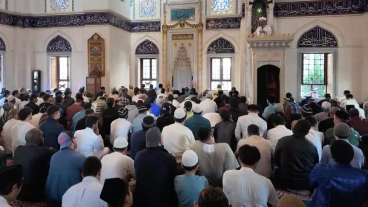 Japonya'da bayram namazı 3 kez kılındı