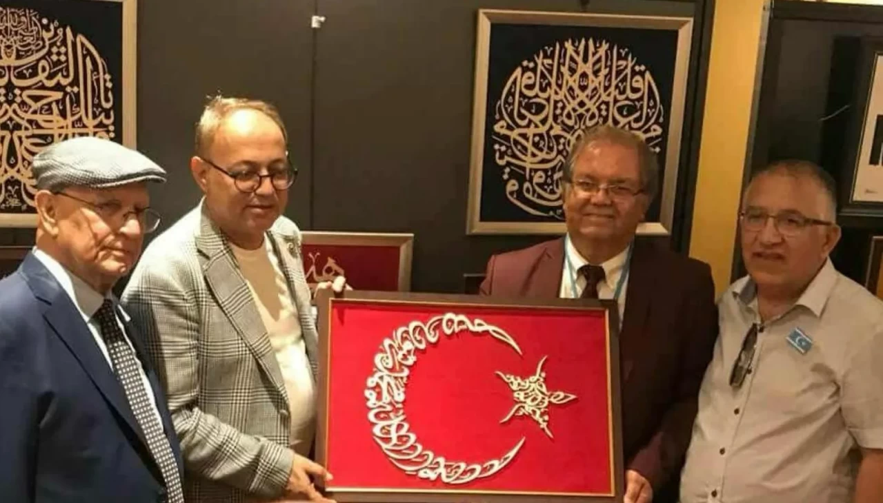 MHP Genel Başkan Yardımcısı Topsakal'a, ay yıldızlı motifli hat sanatı tablosu hediye edildi