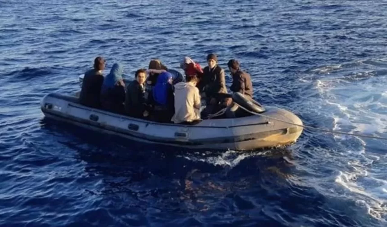 İzmir açıklarında 35 düzensiz göçmen kurtarıldı, 12 düzensiz göçmen yakalandı