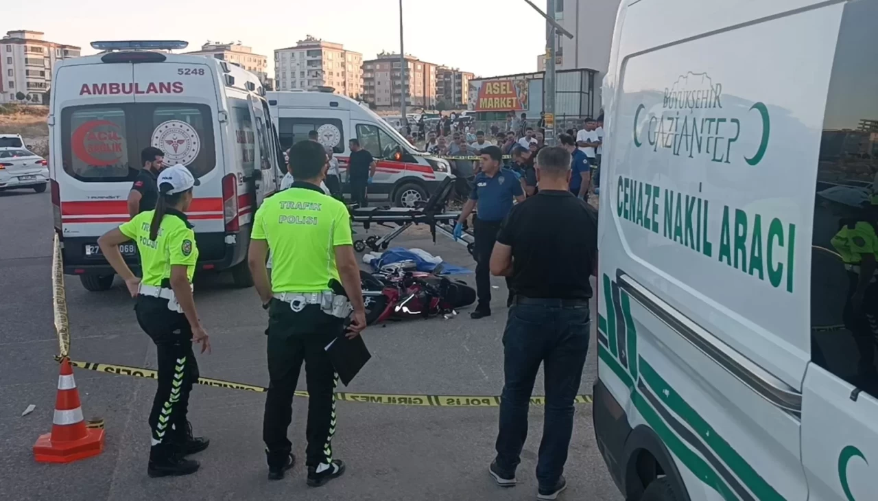 Otomobille çarpışan motosiklet sürücüsü hayatını kaybetti