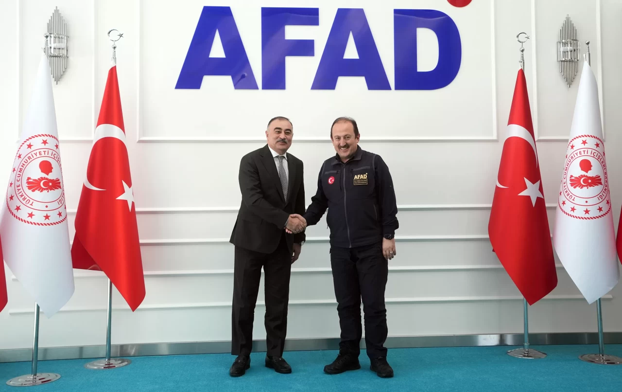 Azerbaycan'dan AFAD personeline işbirliği rozeti
