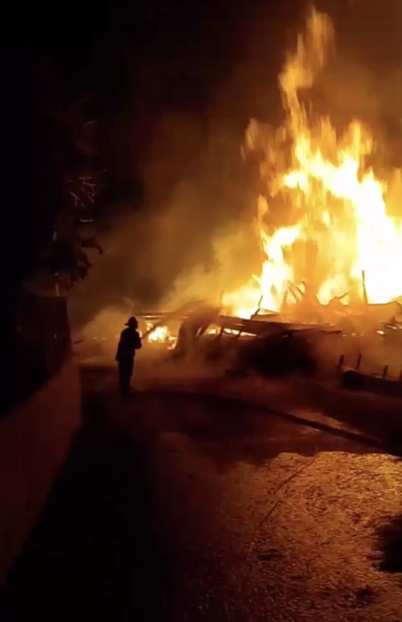 Kastamonu'da korkutan yangın: Bir ev alevlere teslim oldu