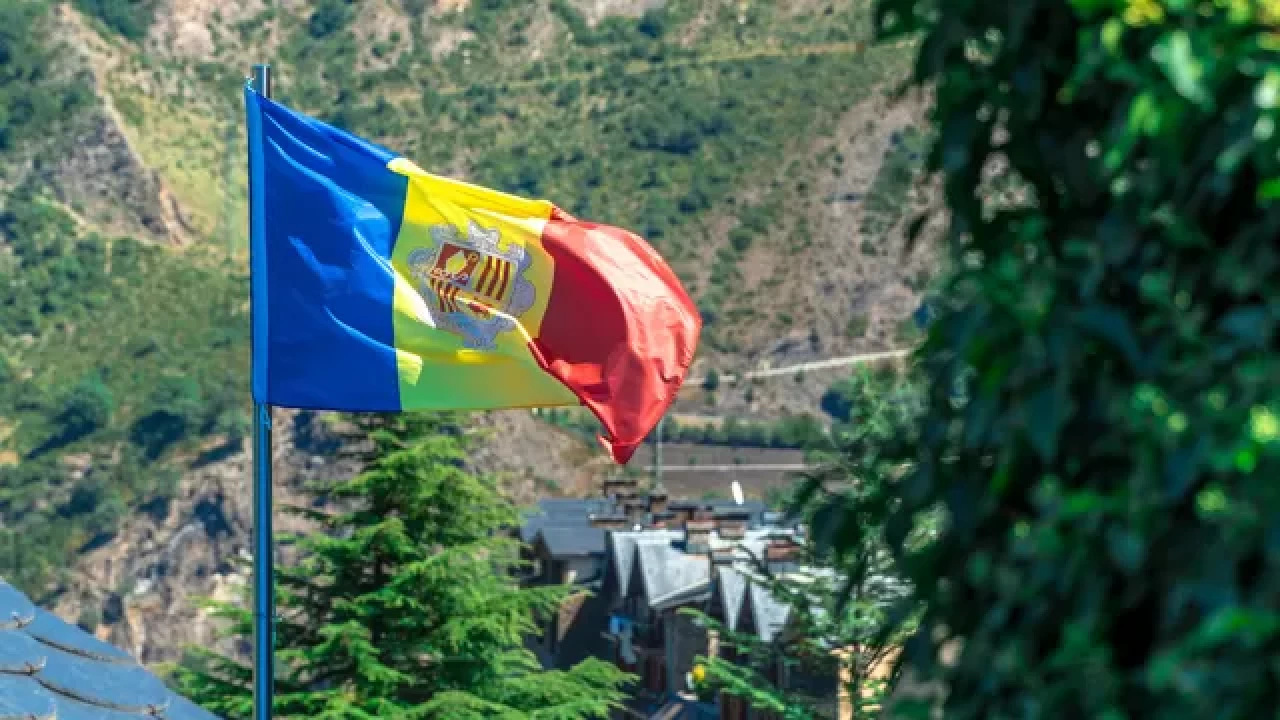 Andorra Bayrağı Nedir? Üzerindeki Semboller, Renkler ve Anlamları Nelerdir?