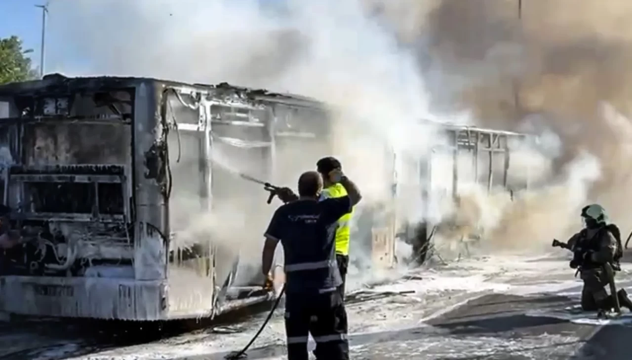 İstanbul’da korku dolu dakikalar! Metrobüs bir anda alev topuna döndü, patlama sesleri duyuldu