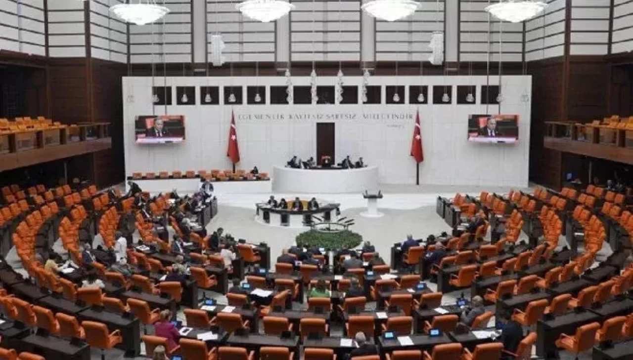 TBMM’de zeytinlik gerginliği: Muhalefet kürsüyü işgal etti, arbede çıktı