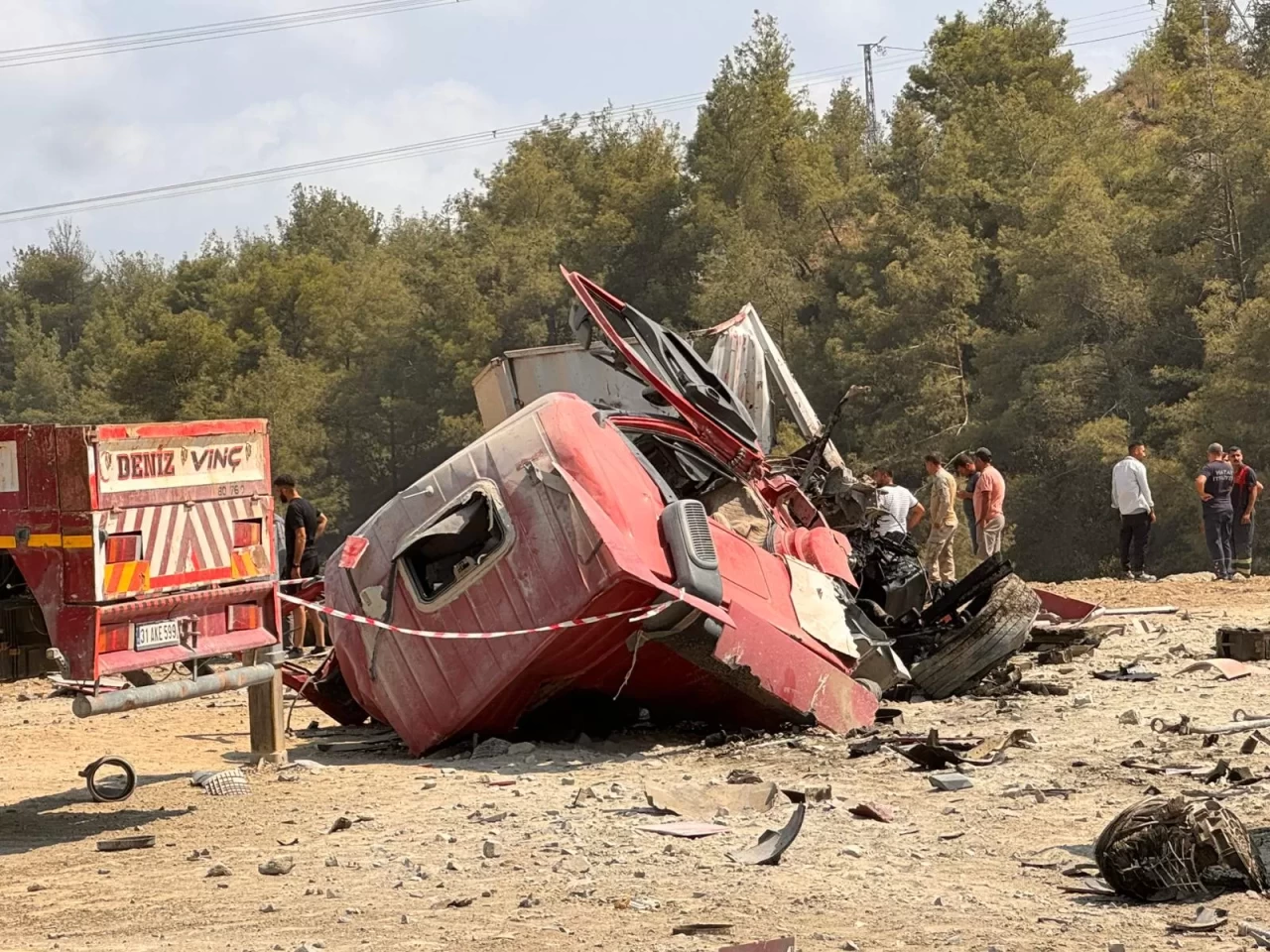 Antakya'da freni arızalanan vinç korkunç bir kazaya sebep oldu: 1 ölü, 1 yaralı